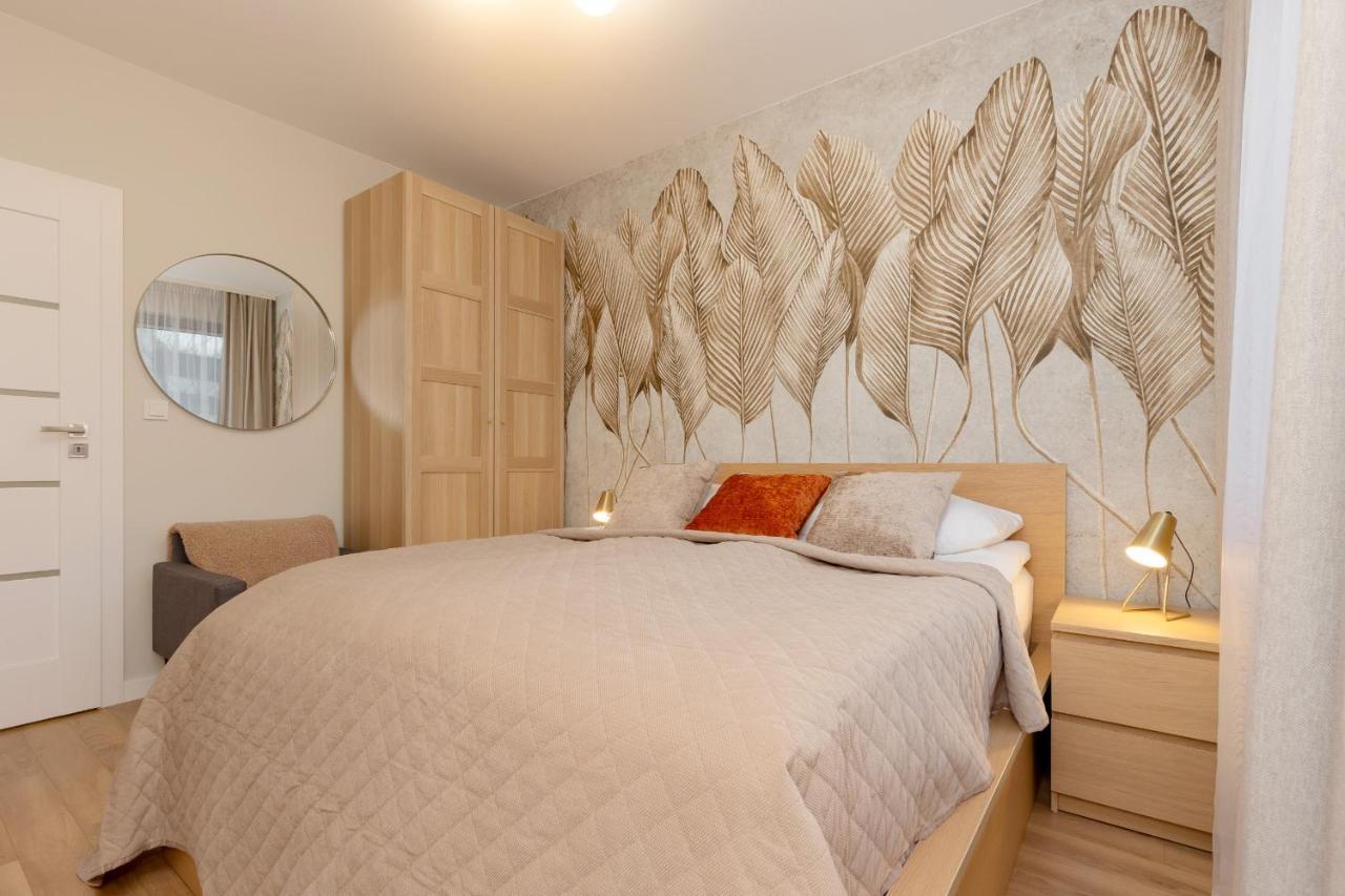 Апартаменти Spacious In With Balcony And Parking By Renters