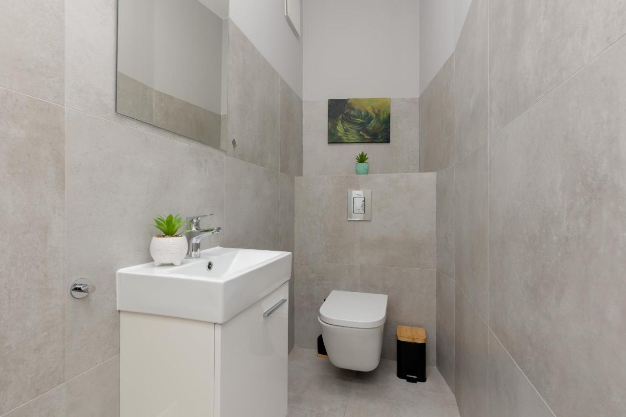 Апартаменти Spacious In With Balcony And Parking By Renters *